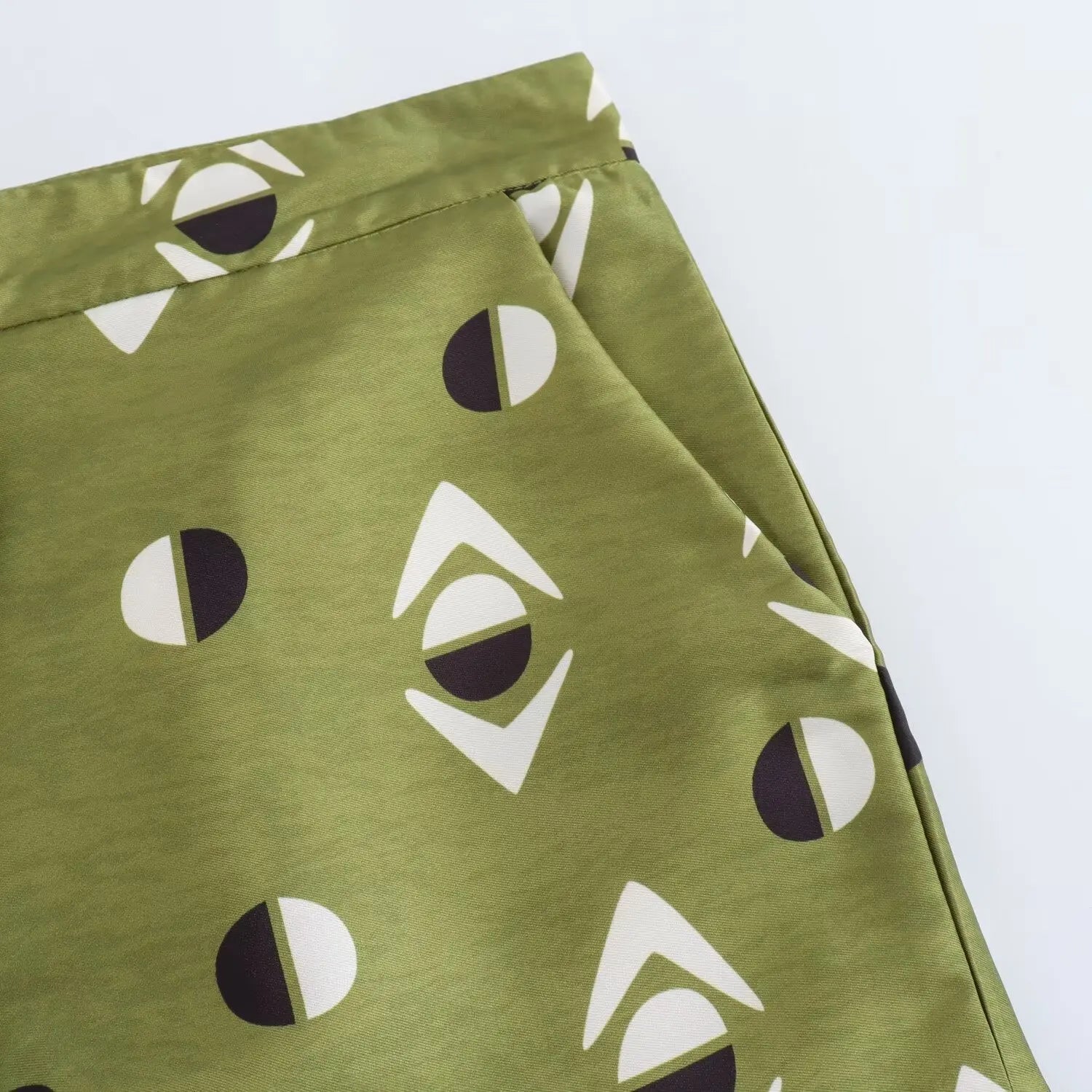 Conjunto Feminino Camisa Estampada de Manga Longa e Calça Reta de Cintura Alta Estampa Digital Addison Rae