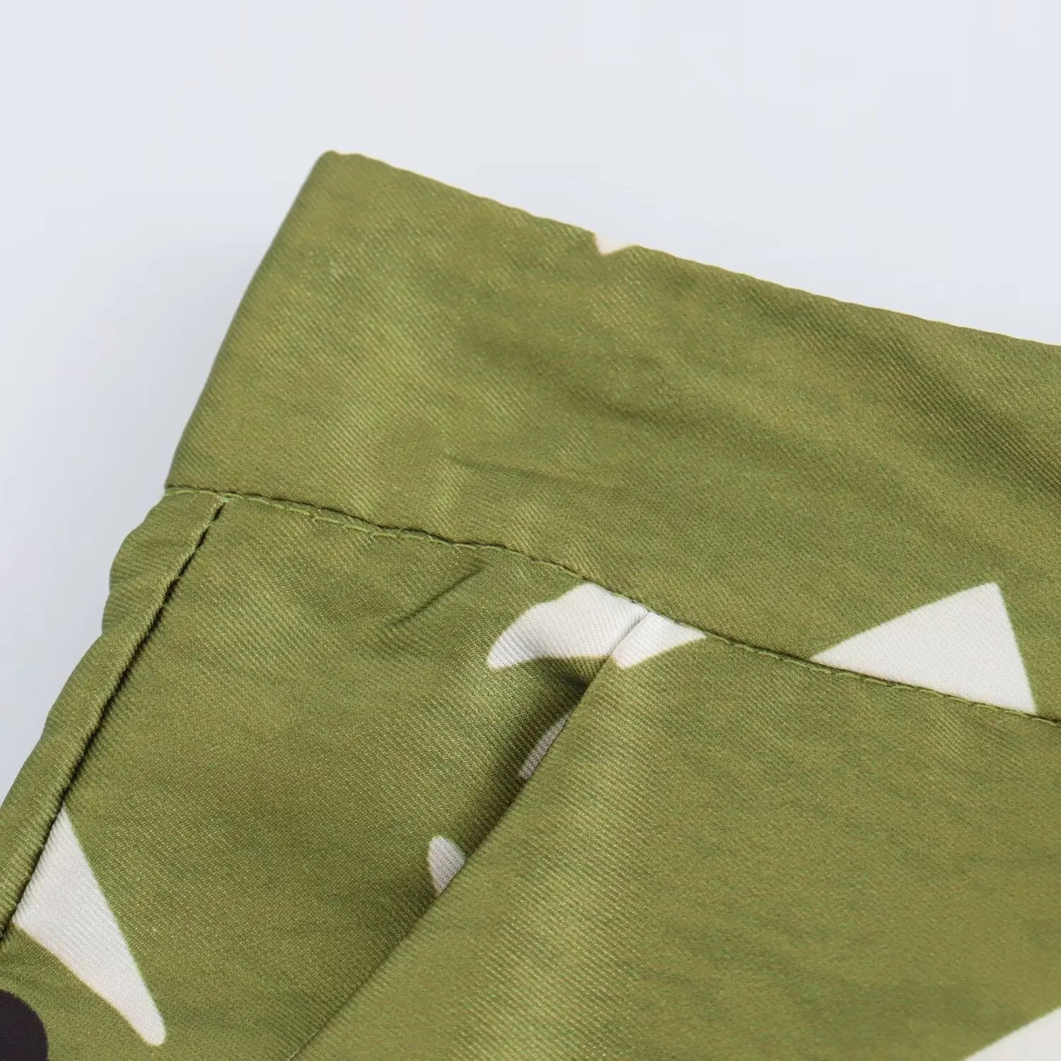 Conjunto Feminino Camisa Estampada de Manga Longa e Calça Reta de Cintura Alta Estampa Digital Addison Rae