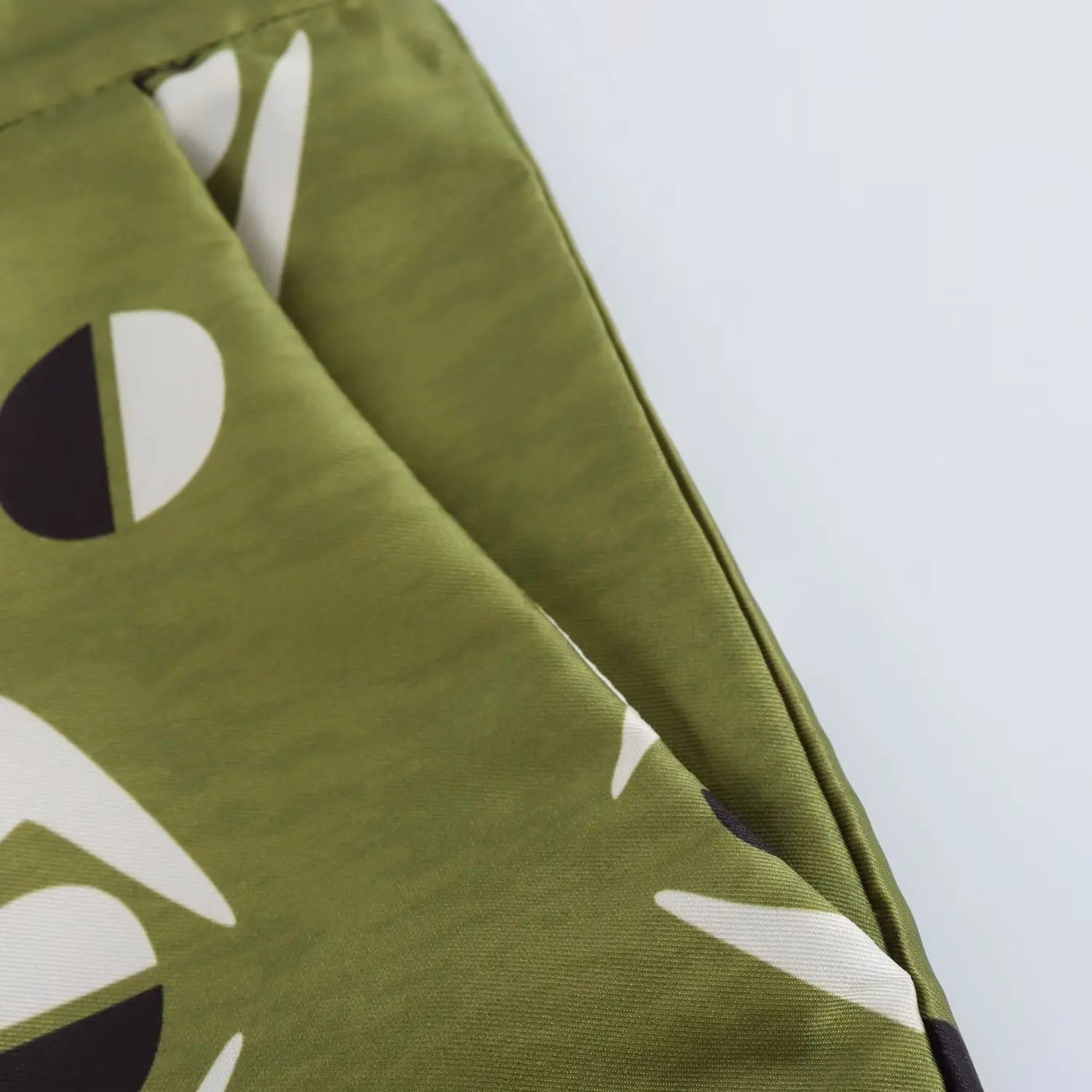 Conjunto Feminino Camisa Estampada de Manga Longa e Calça Reta de Cintura Alta Estampa Digital Addison Rae