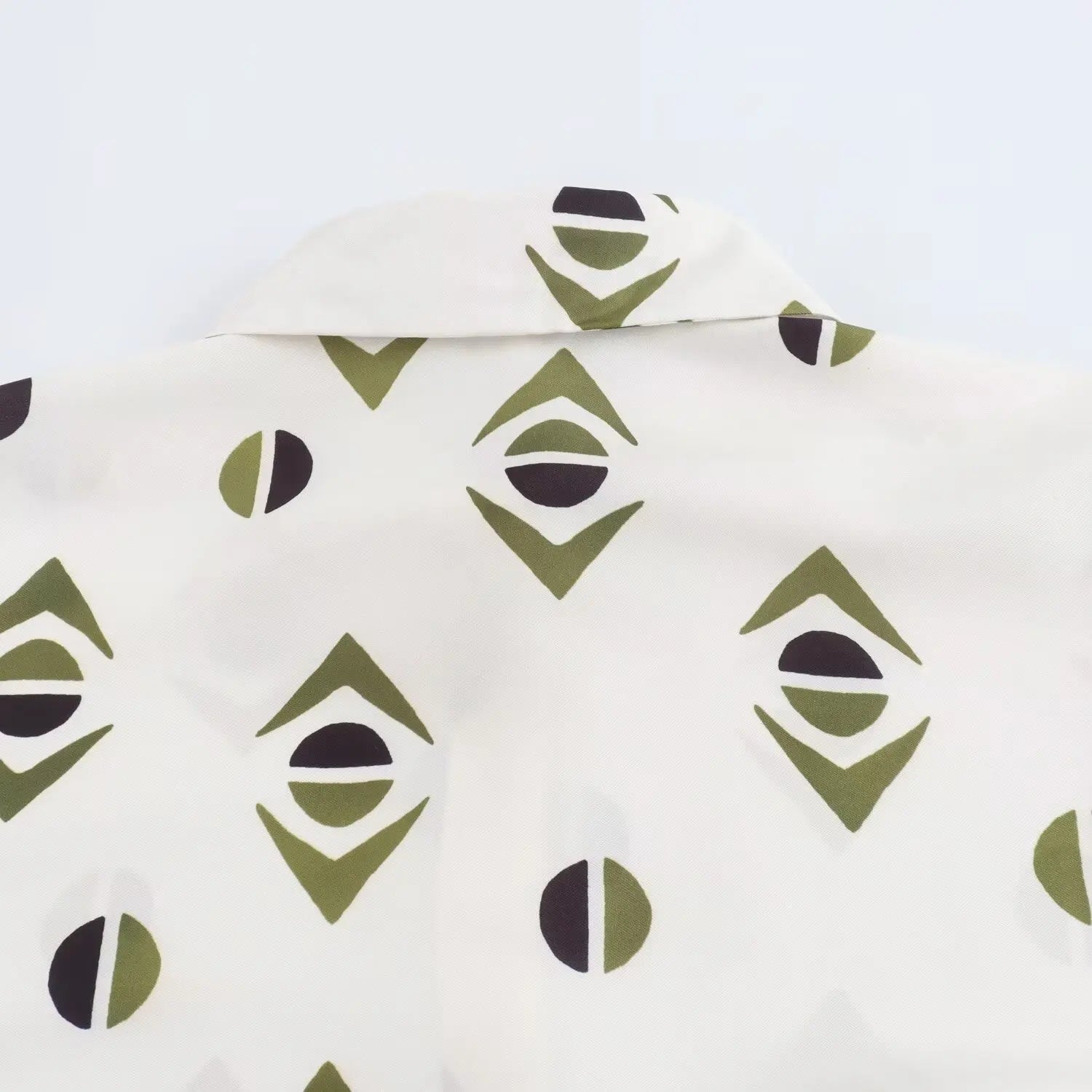 Conjunto Feminino Camisa Estampada de Manga Longa e Calça Reta de Cintura Alta Estampa Digital Addison Rae