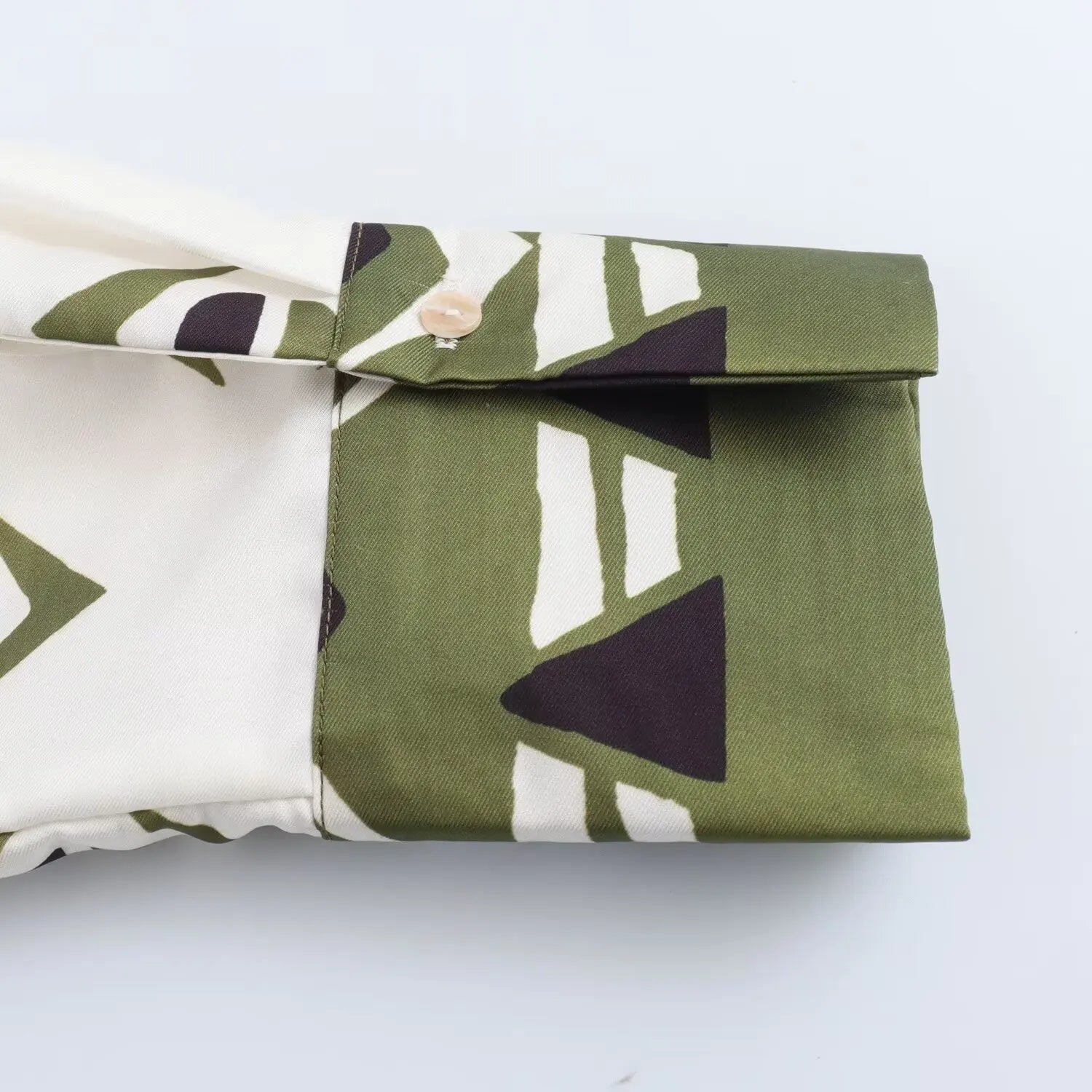 Conjunto Feminino Camisa Estampada de Manga Longa e Calça Reta de Cintura Alta Estampa Digital Addison Rae