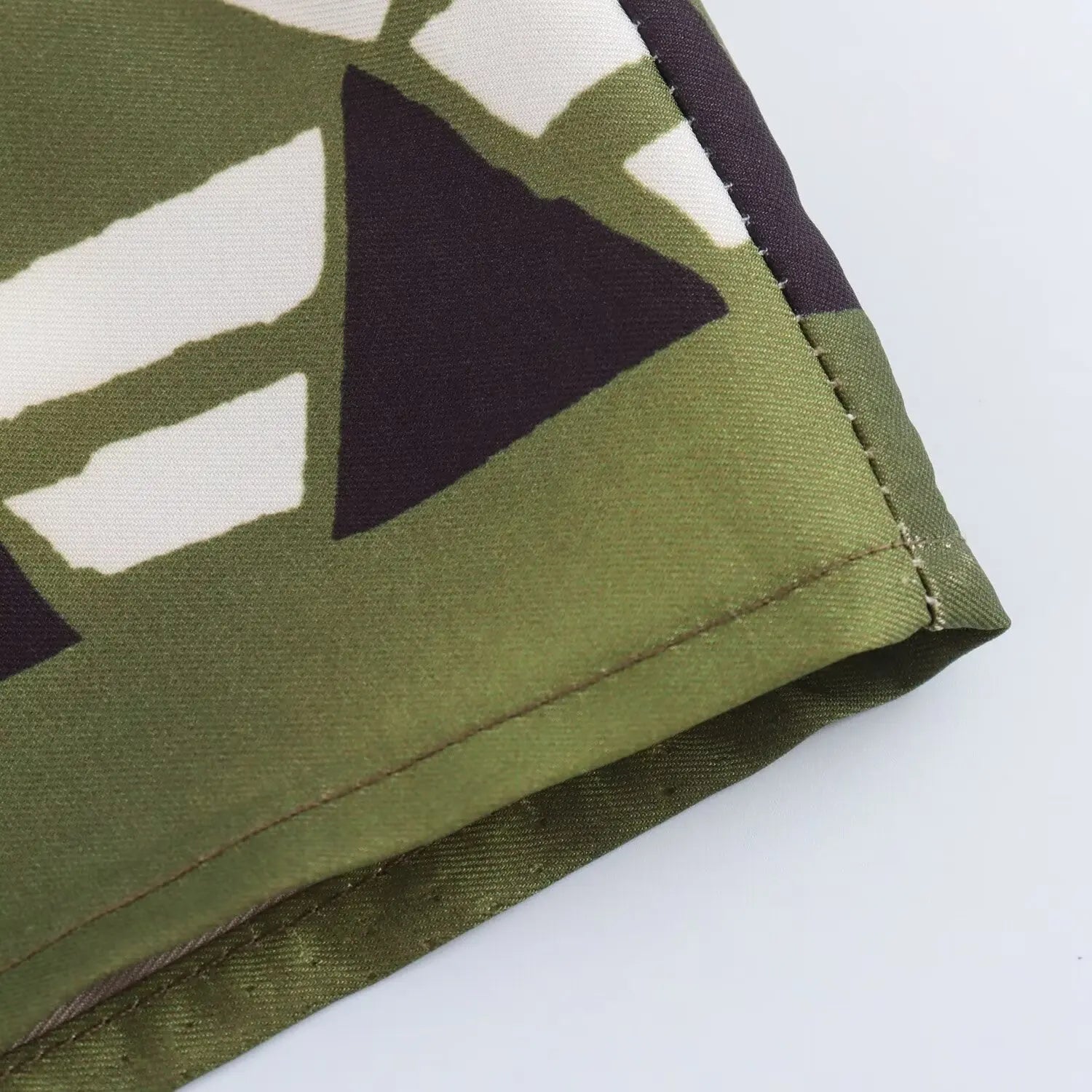 Conjunto Feminino Camisa Estampada de Manga Longa e Calça Reta de Cintura Alta Estampa Digital Addison Rae