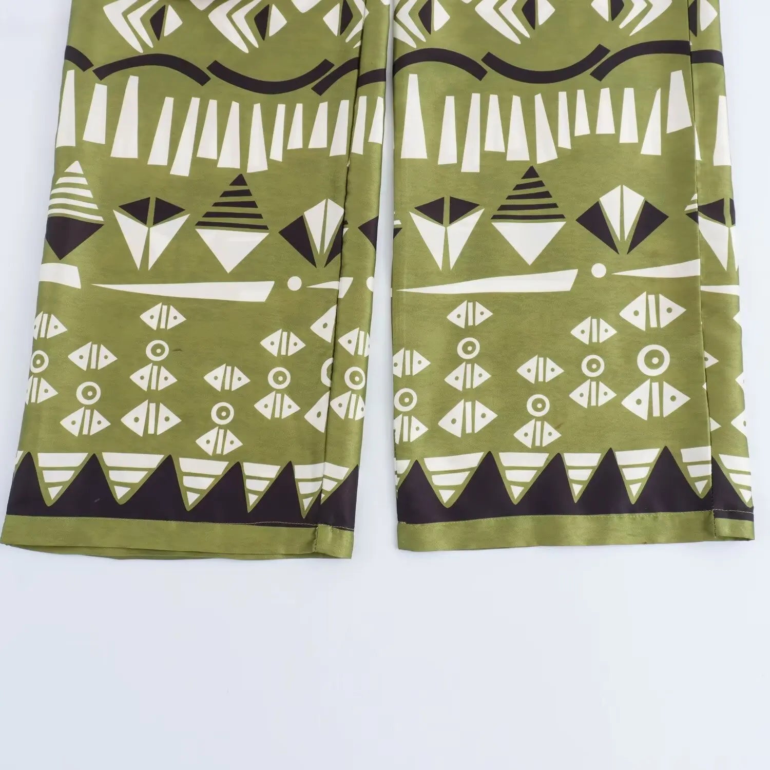 Conjunto Feminino Camisa Estampada de Manga Longa e Calça Reta de Cintura Alta Estampa Digital Addison Rae