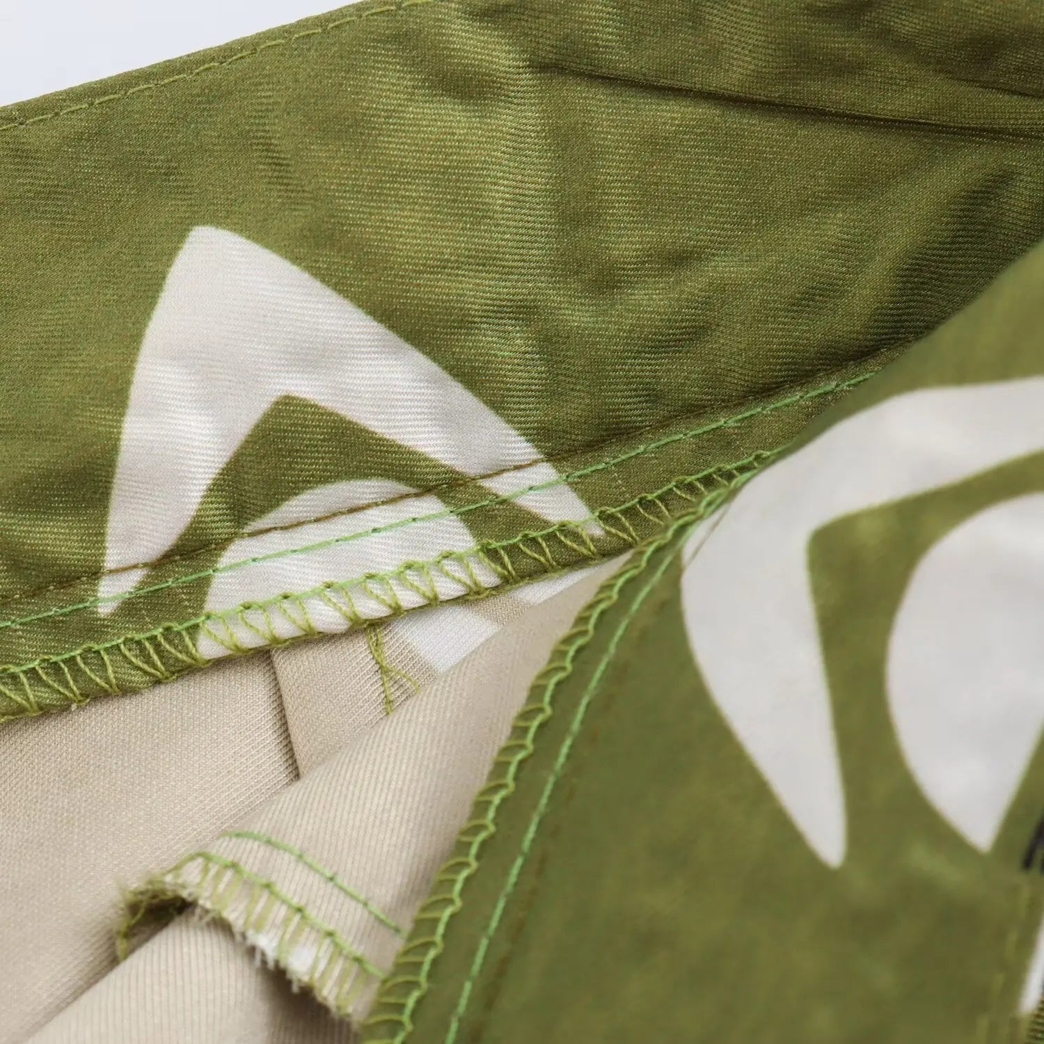 Conjunto Feminino Camisa Estampada de Manga Longa e Calça Reta de Cintura Alta Estampa Digital Addison Rae