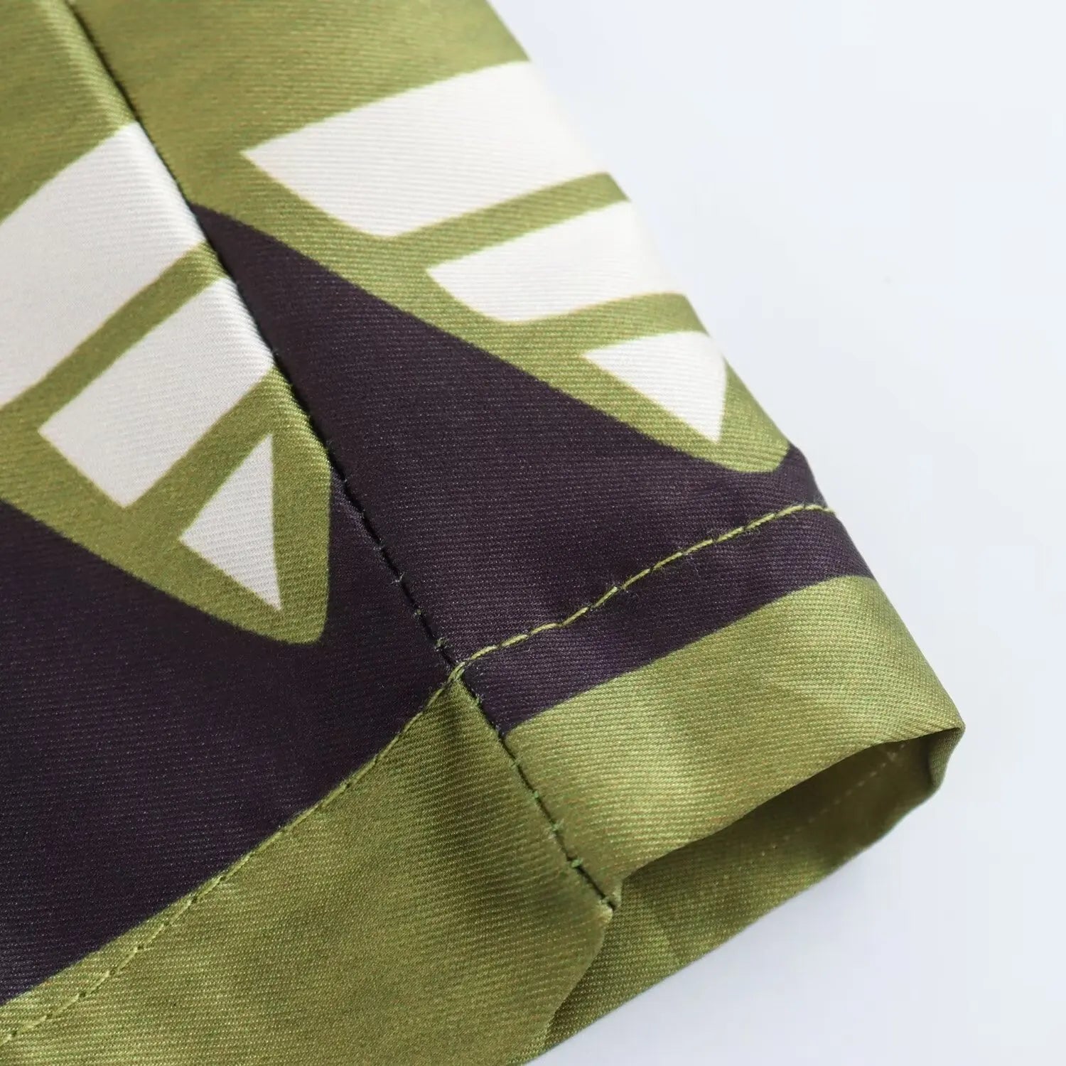 Conjunto Feminino Camisa Estampada de Manga Longa e Calça Reta de Cintura Alta Estampa Digital Addison Rae