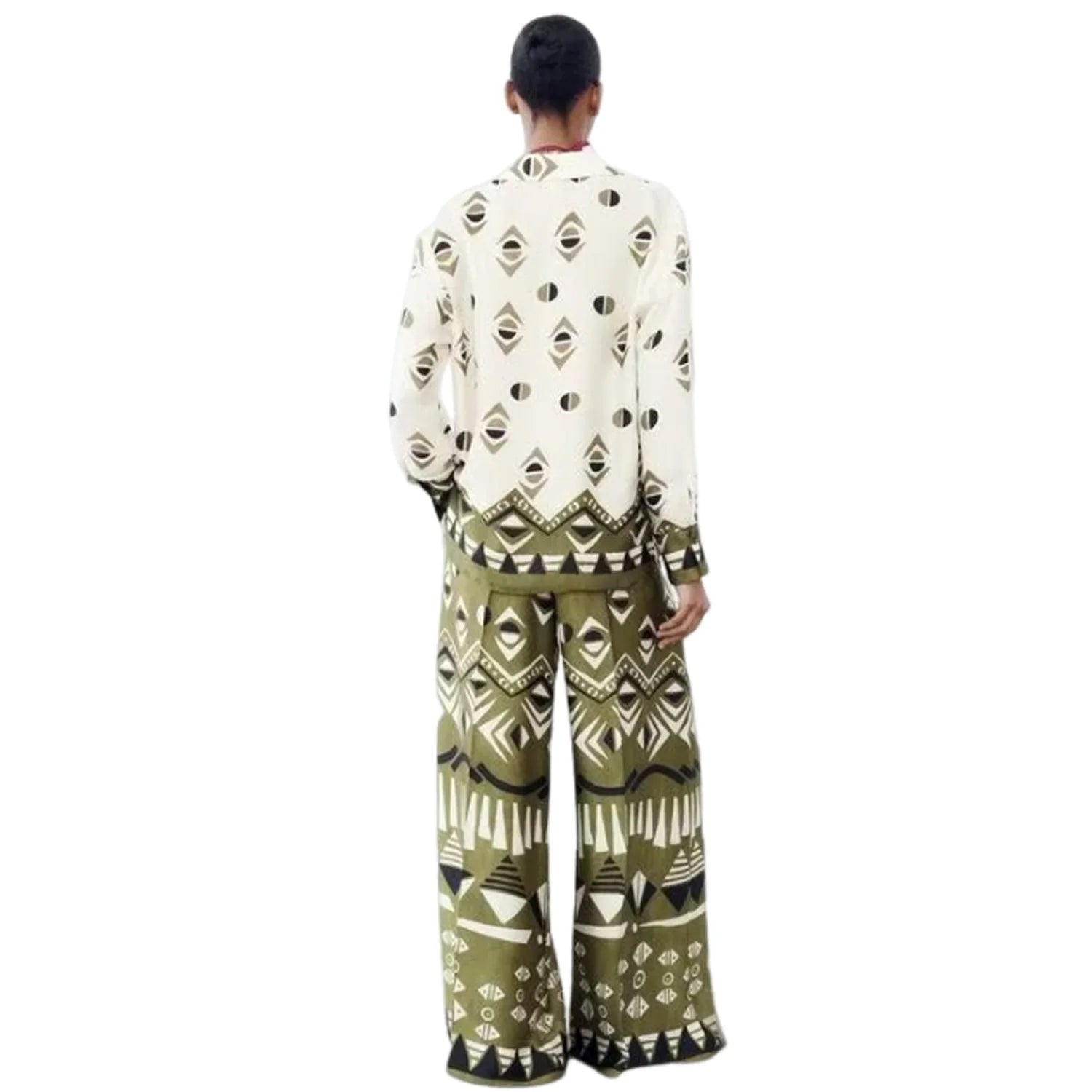 Conjunto Feminino Camisa Estampada de Manga Longa e Calça Reta de Cintura Alta Estampa Digital Addison Rae