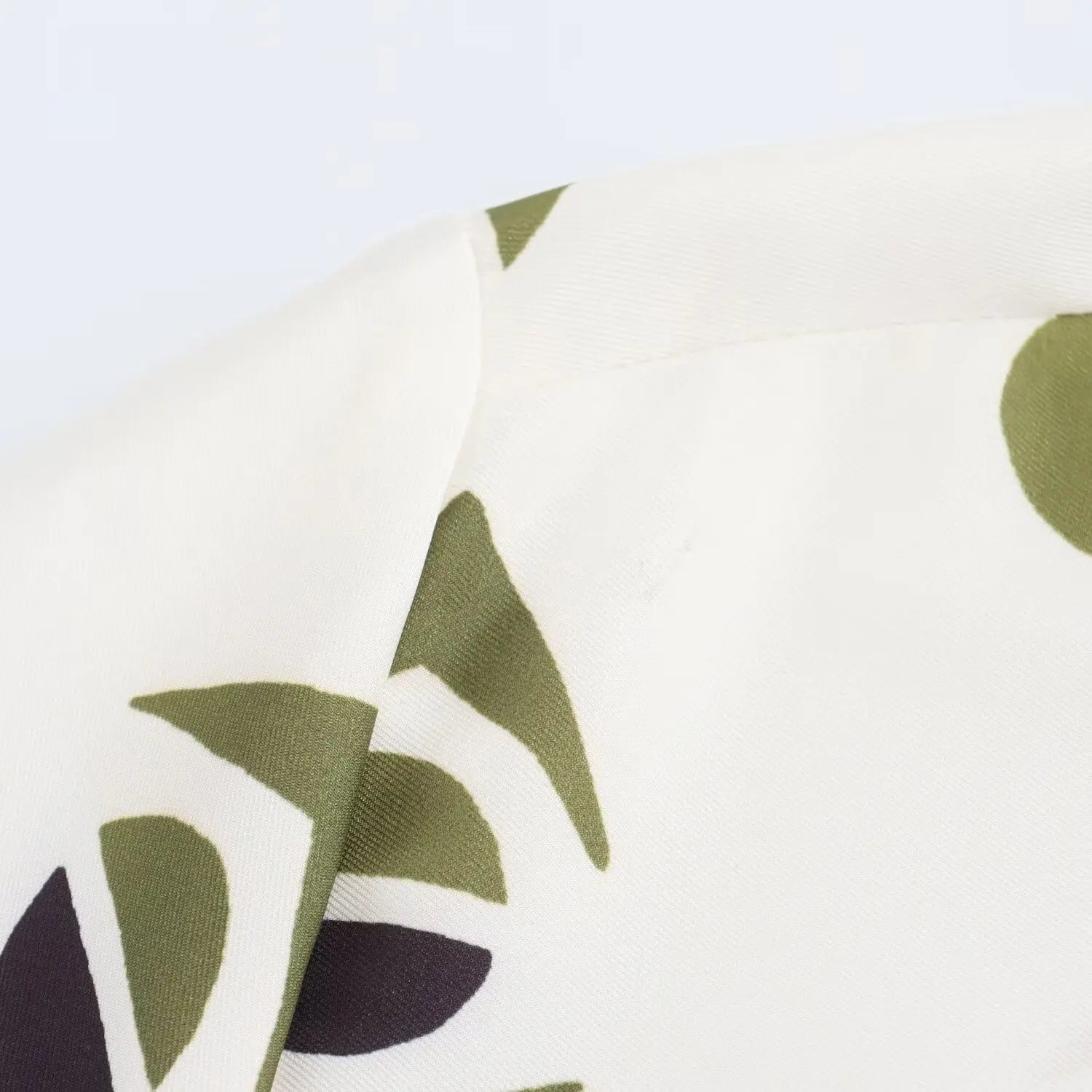 Conjunto Feminino Camisa Estampada de Manga Longa e Calça Reta de Cintura Alta Estampa Digital Addison Rae