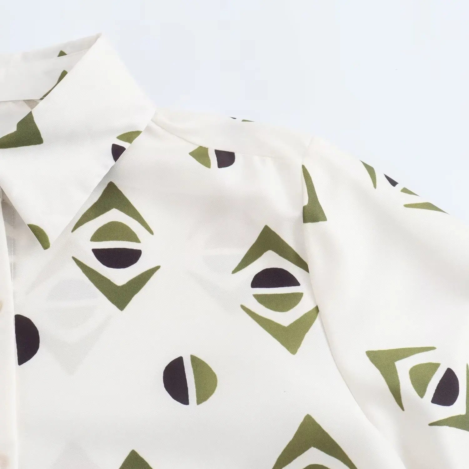 Conjunto Feminino Camisa Estampada de Manga Longa e Calça Reta de Cintura Alta Estampa Digital Addison Rae