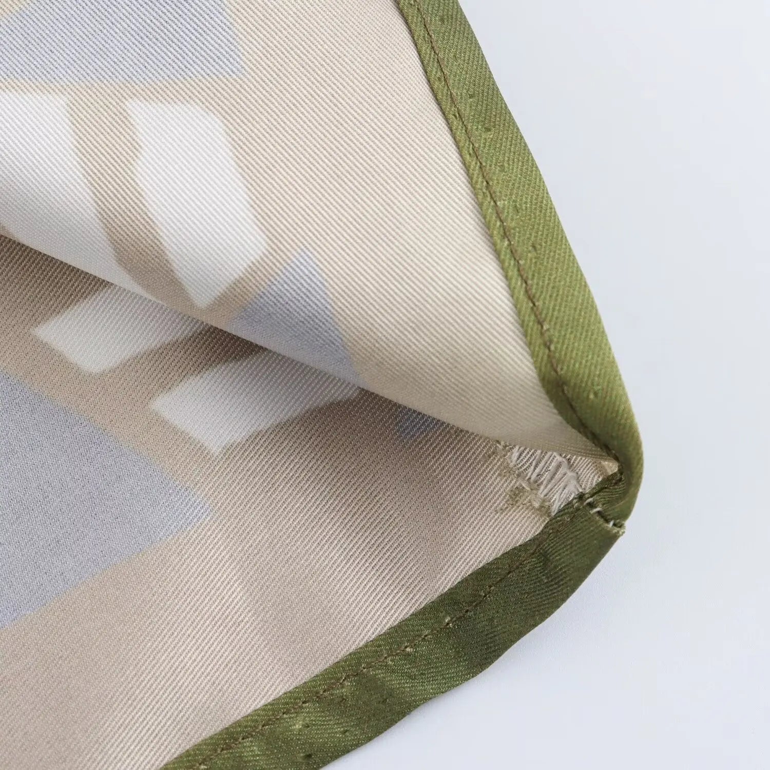 Conjunto Feminino Camisa Estampada de Manga Longa e Calça Reta de Cintura Alta Estampa Digital Addison Rae