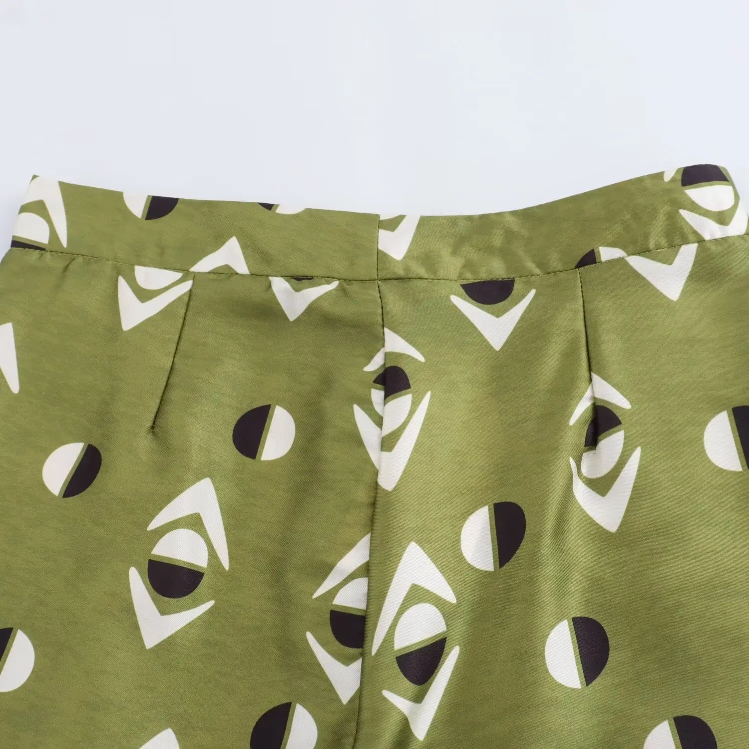 Conjunto Feminino Camisa Estampada de Manga Longa e Calça Reta de Cintura Alta Estampa Digital Addison Rae