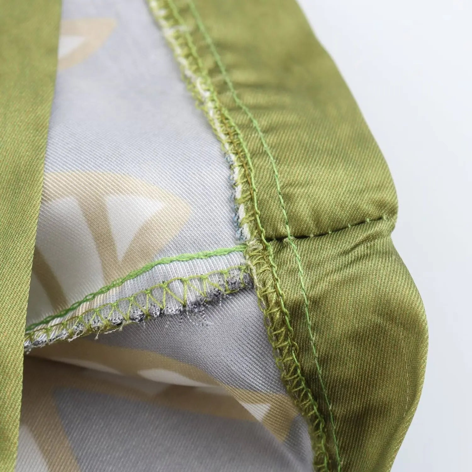 Conjunto Feminino Camisa Estampada de Manga Longa e Calça Reta de Cintura Alta Estampa Digital Addison Rae