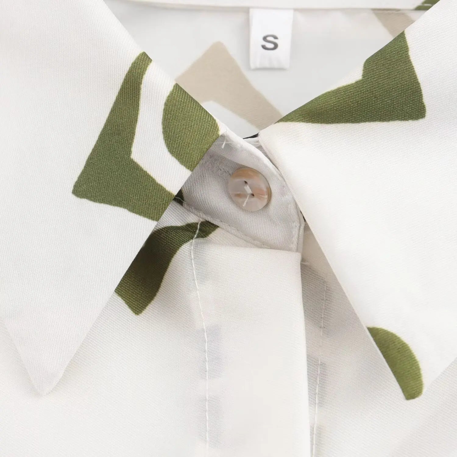 Conjunto Feminino Camisa Estampada de Manga Longa e Calça Reta de Cintura Alta Estampa Digital Addison Rae