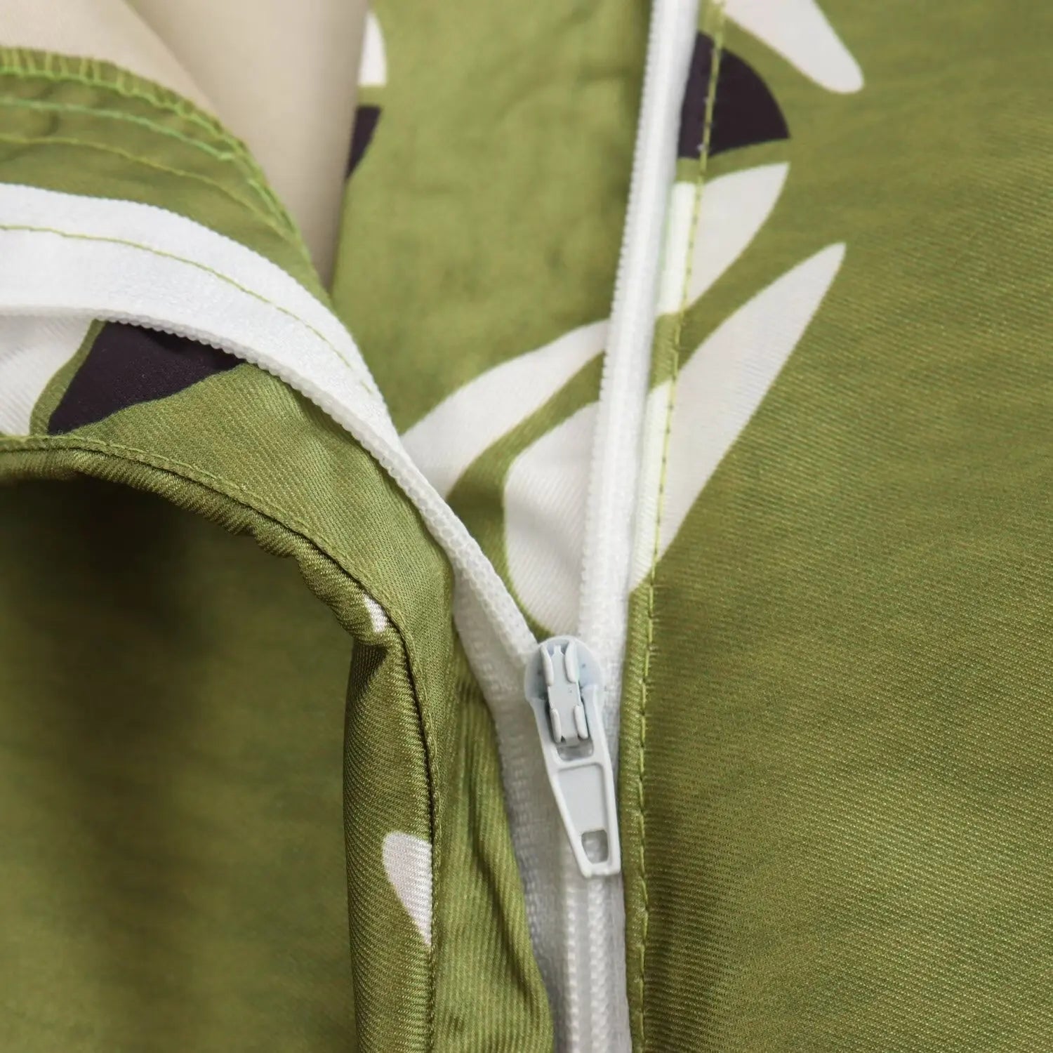 Conjunto Feminino Camisa Estampada de Manga Longa e Calça Reta de Cintura Alta Estampa Digital Addison Rae