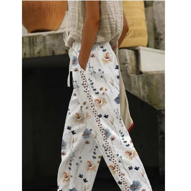 Calça Feminina Branca com Estampa, Bolsos e Cordão Ajustável - Mariah