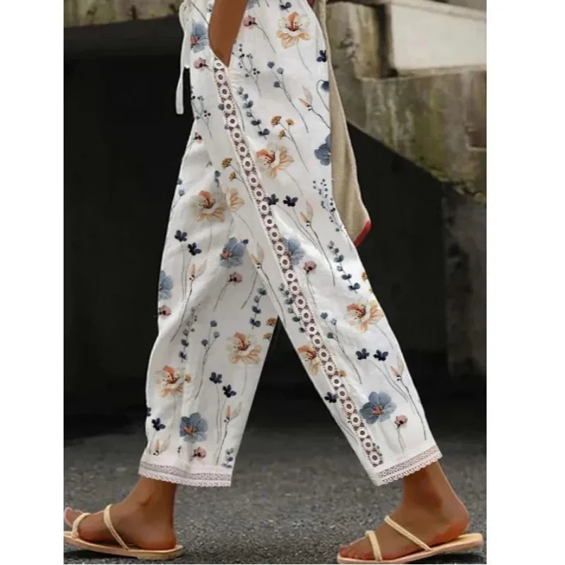 Calça Feminina Branca com Estampa, Bolsos e Cordão Ajustável - Mariah