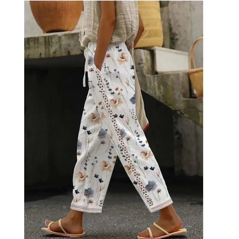 Calça Feminina Branca com Estampa, Bolsos e Cordão Ajustável - Mariah