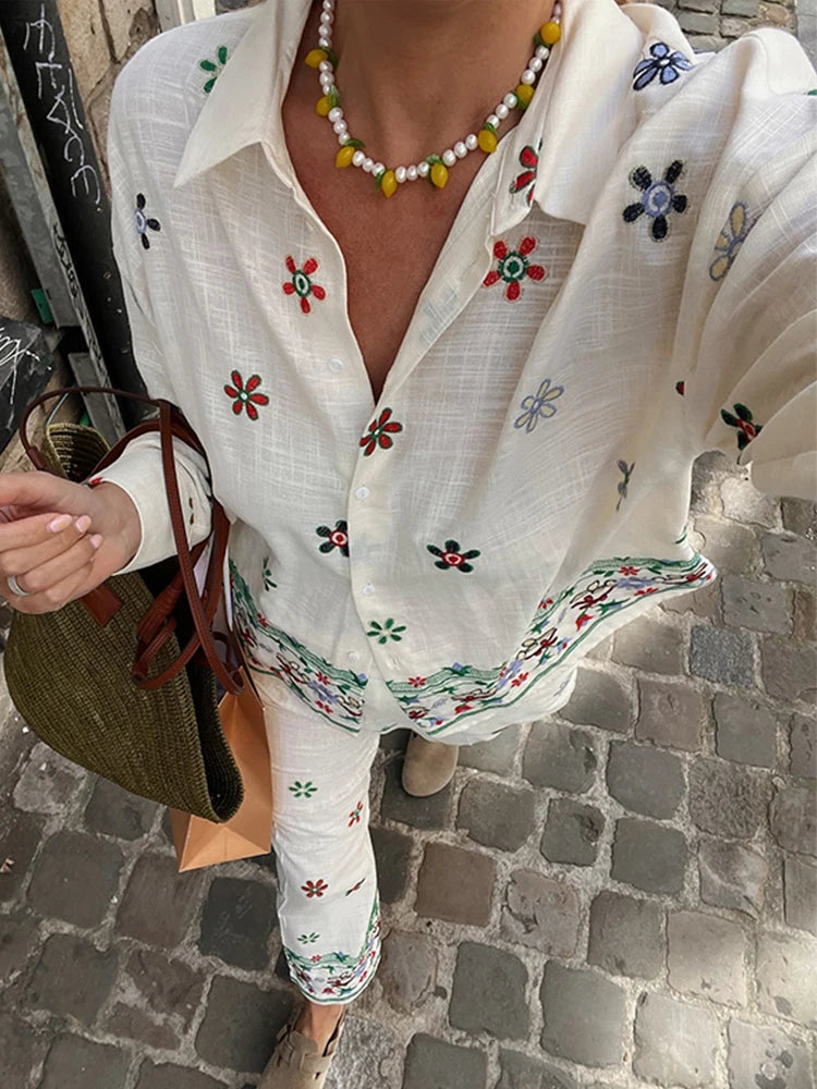 Conjunto Feminino Camisa e Calça Larga com Detalhes Bordados - Francine