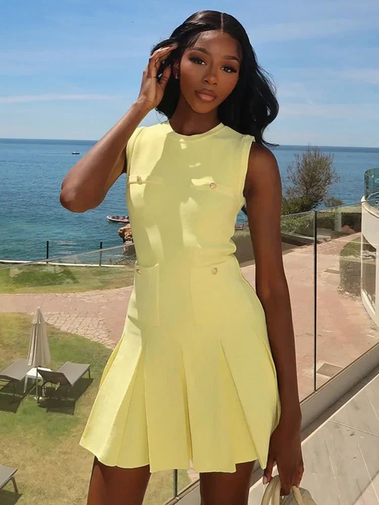 Vestido Curto Feminino Cor Manteiga com Bolsos e Saia Plisada - Simone