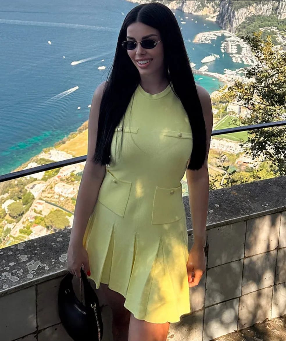 Vestido Curto Feminino Cor Manteiga com Bolsos e Saia Plisada - Simone