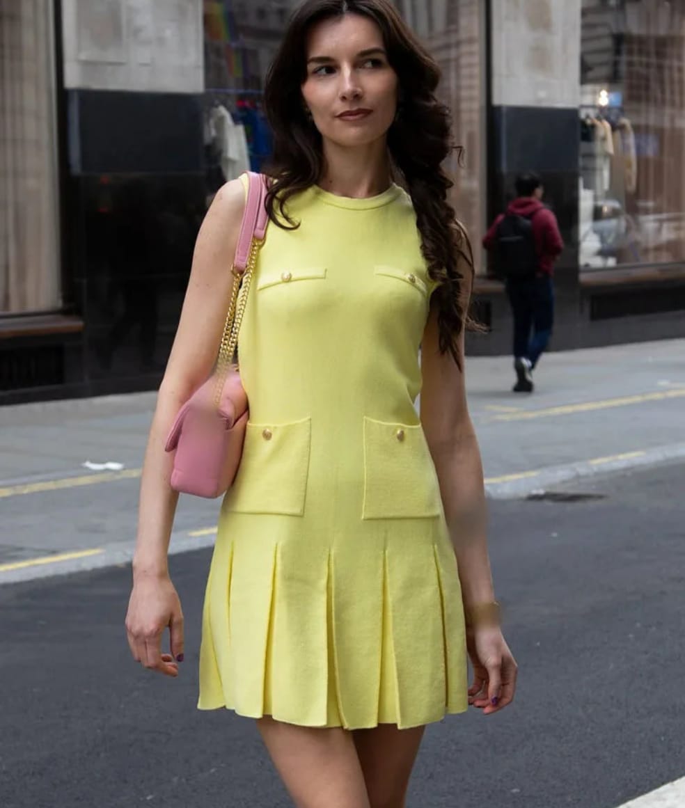 Vestido Curto Feminino Cor Manteiga com Bolsos e Saia Plisada - Simone