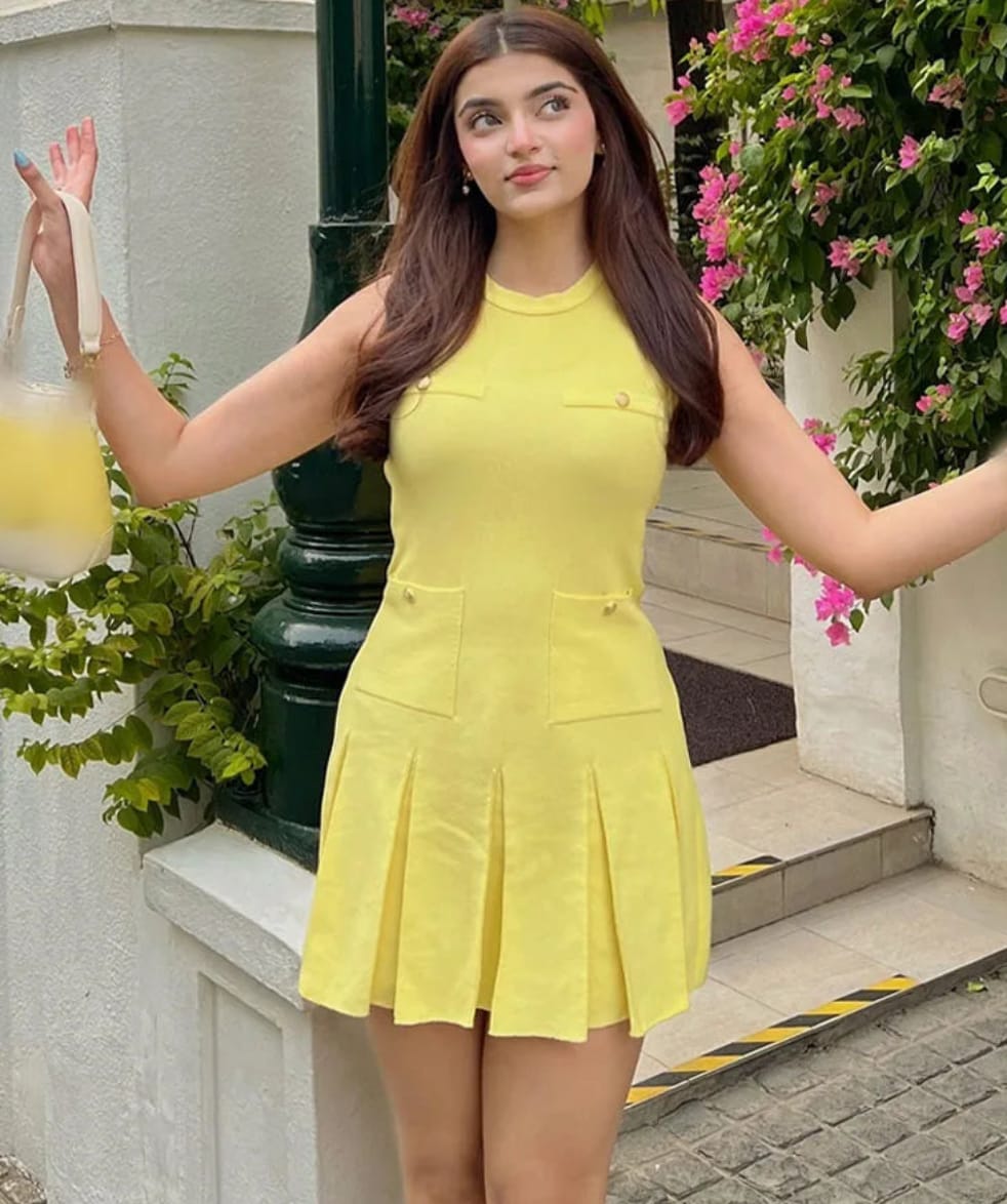 Vestido Curto Feminino Cor Manteiga com Bolsos e Saia Plisada - Simone