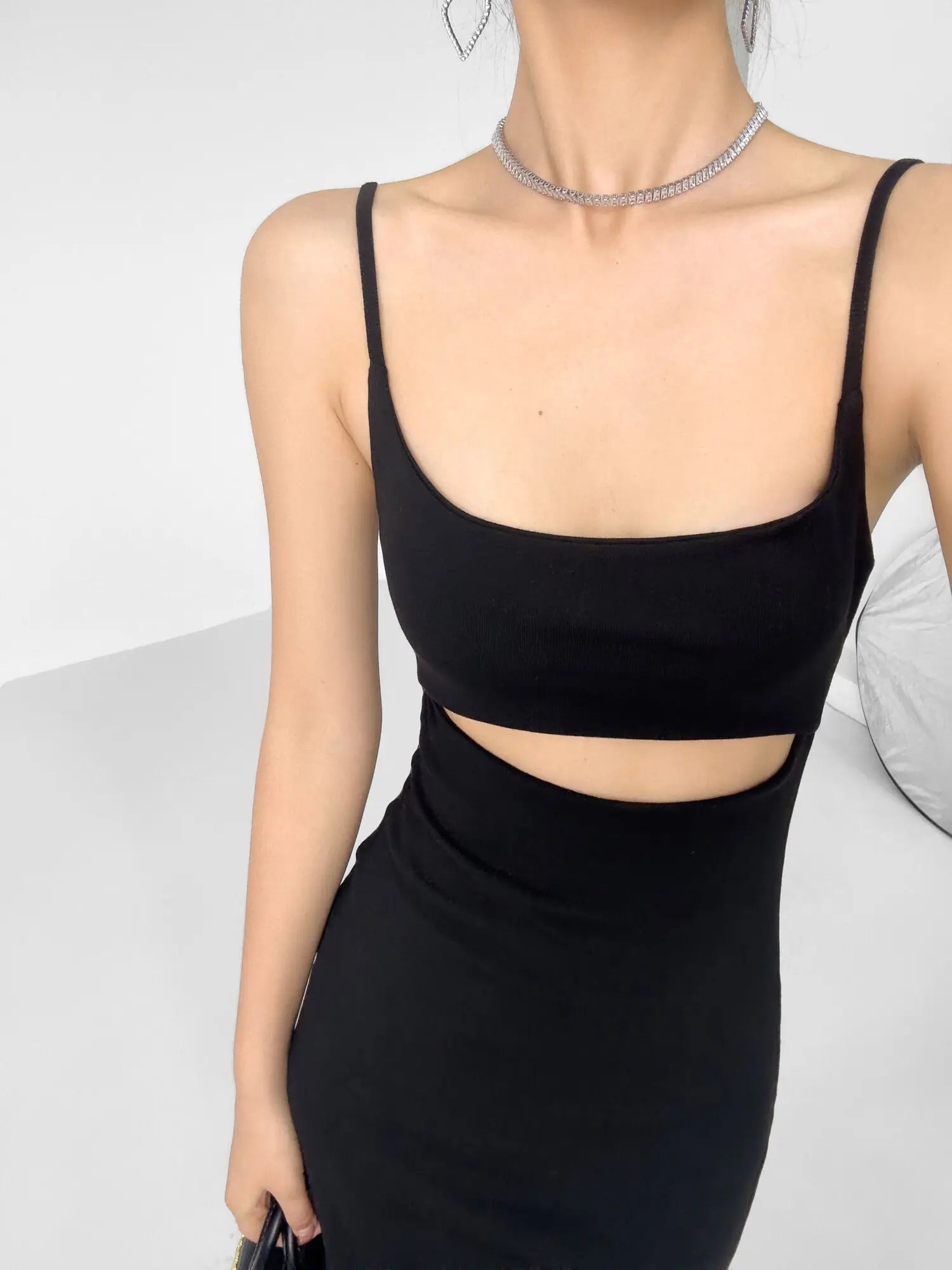 Vestido Longo Sexy com Recortes Decote Profundo Fenda na Saia - Lauana