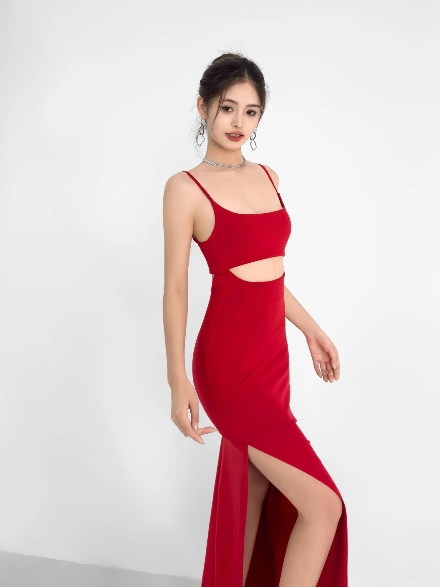 Vestido Longo Sexy com Recortes Decote Profundo Fenda na Saia - Lauana