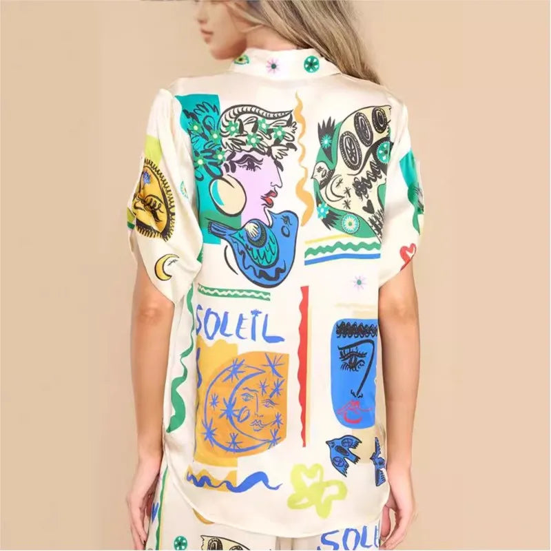 Conjunto  Feminino Camisa de Cetim com Estampa Digital e Calça de Cintura Alta com Bolsos - Millie Bobby